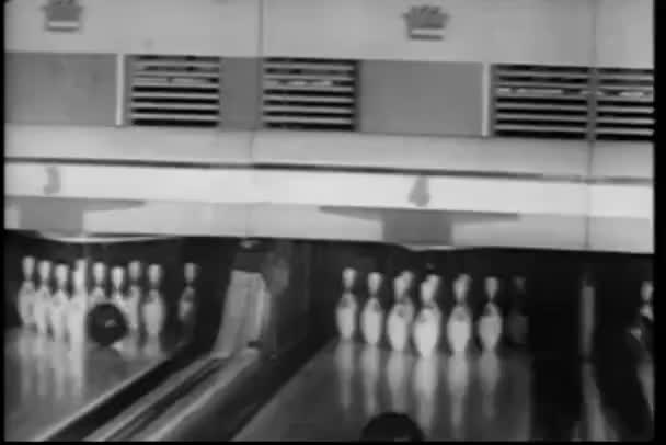 Breed Shot Van Bowlingbaan — Stockvideo