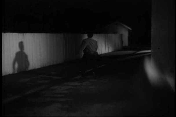 Tři Muži Utíkají Před Jiného Muže Roce 1960 Noci — Stock video