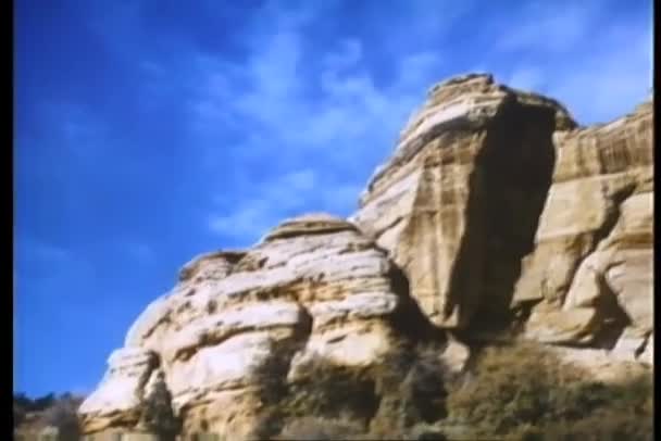ロッキー山脈の青い空のショットをパン — ストック動画