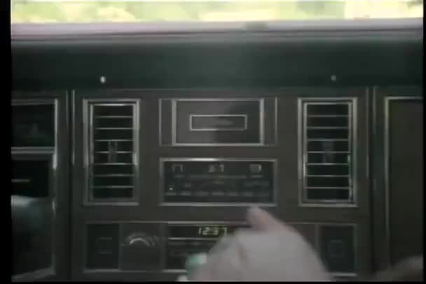 Close Mão Masculina Sintonizar Rádio Carro — Vídeo de Stock
