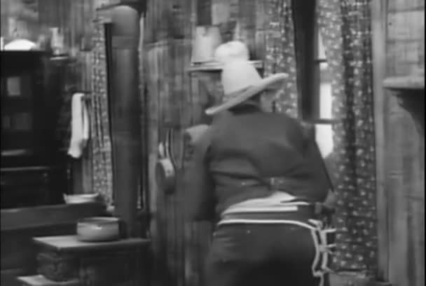 1930 年代の子供とキャビン窓の外登山カウボーイ — ストック動画