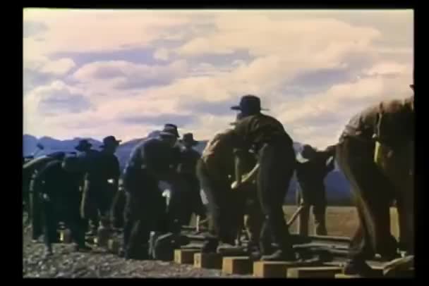 Mannen Bouwen Spoorweg Vintage Video — Stockvideo