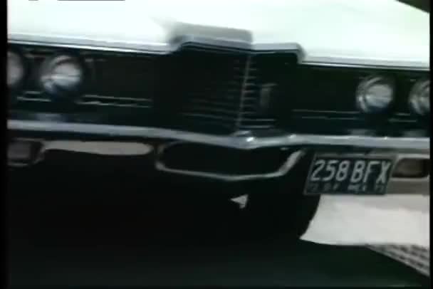 控制车在公路上 — 图库视频影像
