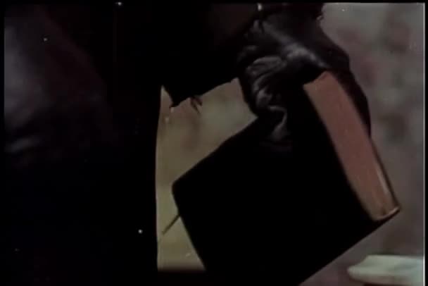 Închiderea Mâinilor Mănuși Deschizând Cartea Citind — Videoclip de stoc