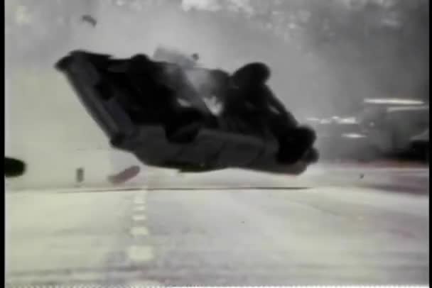 Stunt Car Volteando Una Otra Vez Cámara Lenta — Vídeo de stock