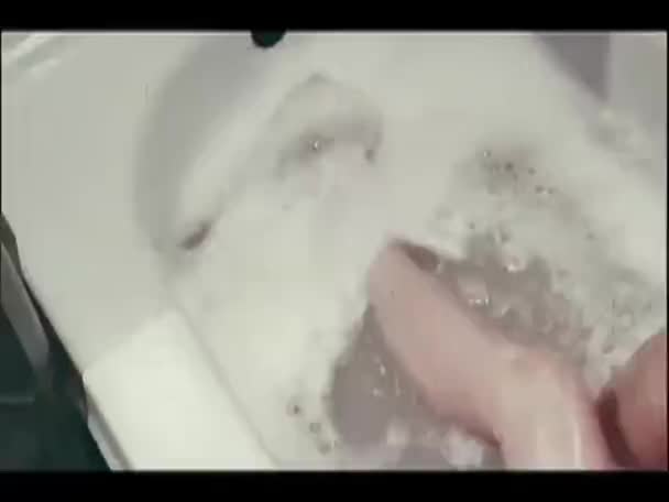 1970 Lerde Köpük Banyosunda Yılan Bulan Korkmuş Bir Kadın — Stok video