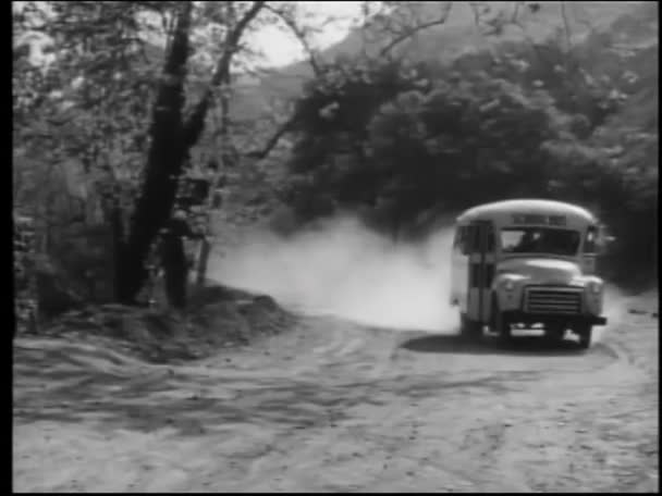Autobus Szkolny Drodze Jazdy Przeszłości Znak Niebezpieczeństwa 1950 Roku — Wideo stockowe
