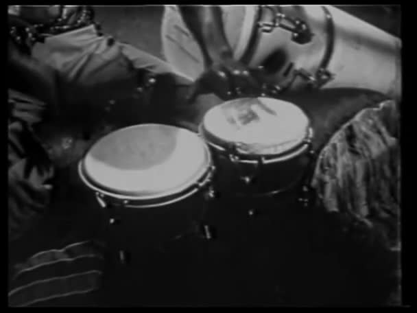 Mann Spielt Bongo Trommeln Hintergrund Nahaufnahme — Stockvideo