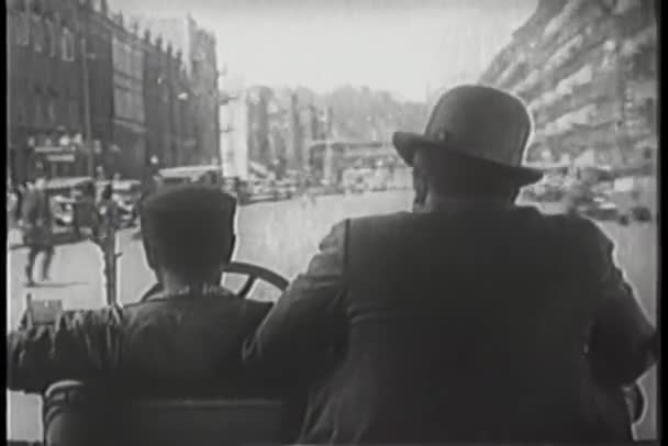 出租车司机和乘客在拥挤的街道上疾驰而至 — 图库视频影像