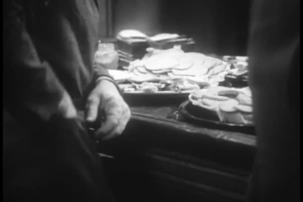 Чоловік Кладе Їжу Шведського Столу Кишеню — стокове відео