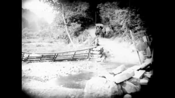 Powóz Konny Podróży Dużej Kałuży Wody 1920 Roku — Wideo stockowe