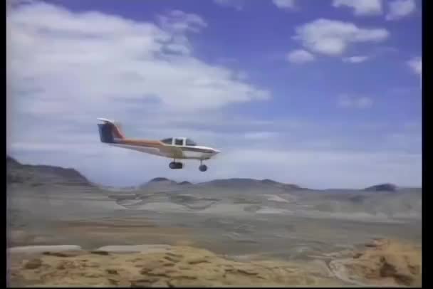 Avión Hélice Volando Sobre Desierto — Vídeos de Stock