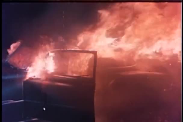 Μεγέθυνση Του Αυτοκίνητο Στην Πυρκαγιά — Αρχείο Βίντεο