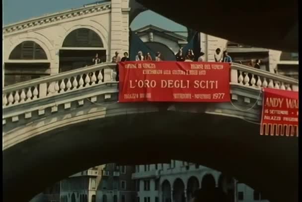 ヴェネツィア イタリアでの橋の下から表示します — ストック動画
