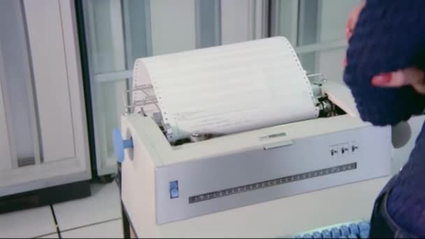 Teleimprimanta Primește Mesaj Tastat Laboratorul Calculatoare — Videoclip de stoc
