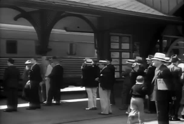Люди Ожидающие Переполненном Железнодорожном Вокзале 1930 Годов — стоковое видео