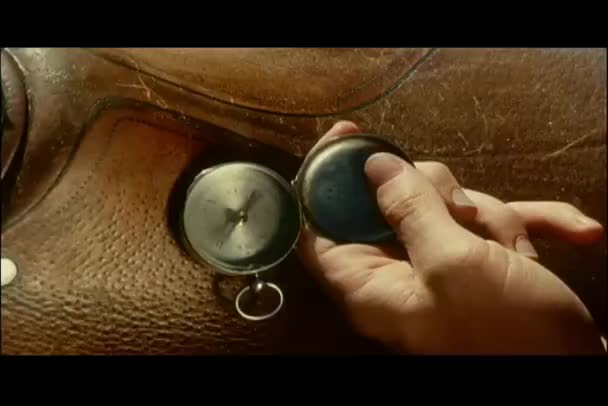 Vergrößern Sie Den Kompass Der Hand Hintergrund Nahaufnahme — Stockvideo