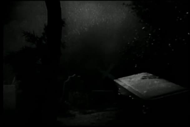 男子晚上到公墓使棺材 — 图库视频影像