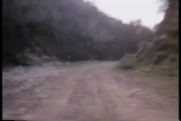 从摩托车超速在土路上的角度来看 — 图库视频影像