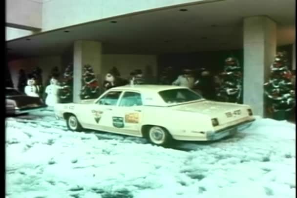 Los Taxis Detienen Frente Hotel Navidad — Vídeos de Stock