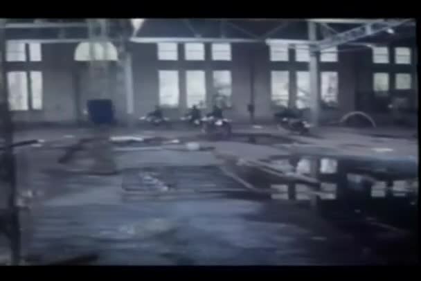 Radlerbande Verlässt Verlassenes Gebäude — Stockvideo