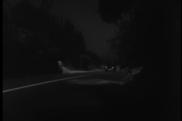 Pościg Samochodowy Ciemnej Drodze 1940 Roku — Wideo stockowe