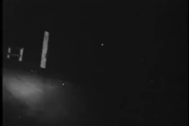 从黑暗的乡村道路上飞驰的汽车的角度 — 图库视频影像
