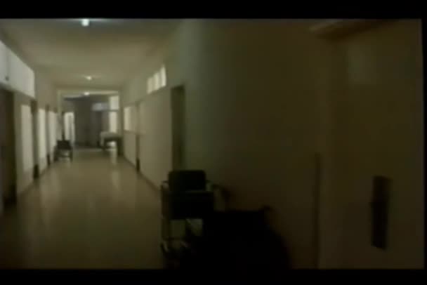 Boş Hastane Koridorunda Steadicam Shot — Stok video