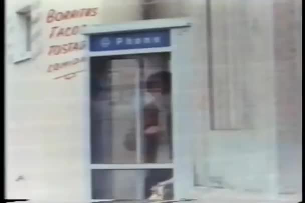 Onrustige Man Phone Booth — Stockvideo