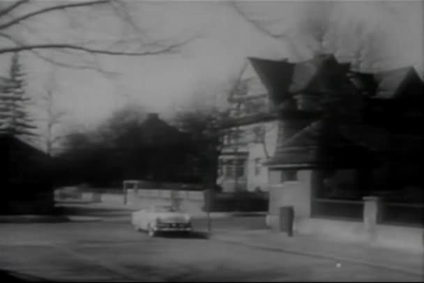 Autmobille Stoppen Voor Huis Dorpje Jaren 1950 — Stockvideo