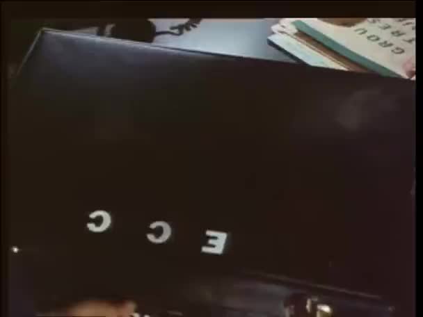 1970 Lerde Çok Gizli Belgeleri Evrak Çantasından Çıkaran Adam — Stok video