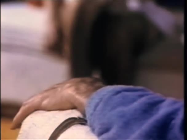 Zbliżenie Dłoni Podłokietniku Kobietą Zdejmującą Pończochy Tle — Wideo stockowe