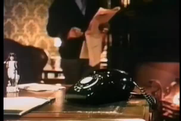 Mann Greift Zum Telefon — Stockvideo