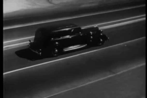 Rozpędzony Samochód Veering Drogi Spaść Urwiska 1930 Roku — Wideo stockowe