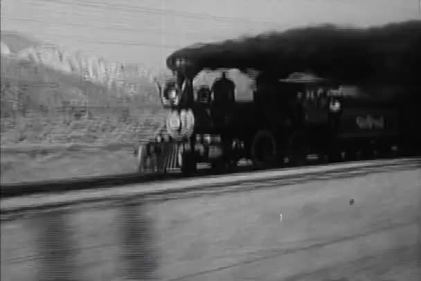 1860 Ricreazione Corse Locomotive Attraverso Campagna — Video Stock