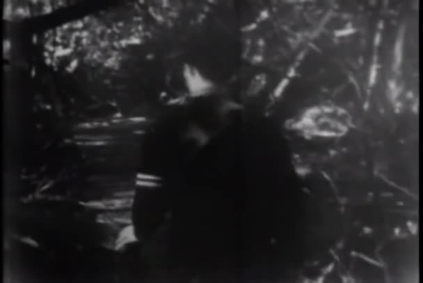 숲에서 버려진된 구조에서 남자의 — 비디오