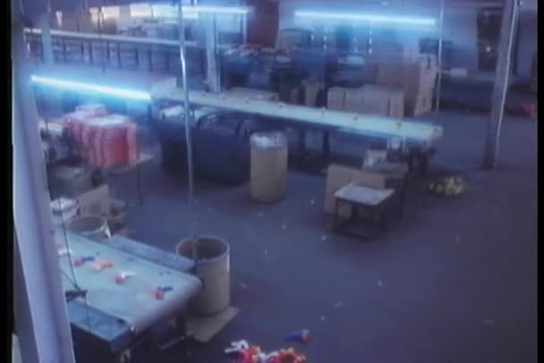 Hračky Spadající Mimo Továrnu Dopravní Pás — Stock video