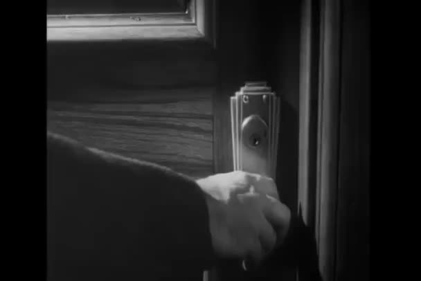Κοντινό Πλάνο Του Ανθρώπου Χέρι Άνοιγμα Μπροστινή Πόρτα Του Γραφείου — Αρχείο Βίντεο