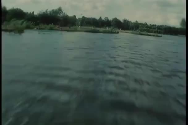 マーシュのスピード モーター ボートからの眺め — ストック動画