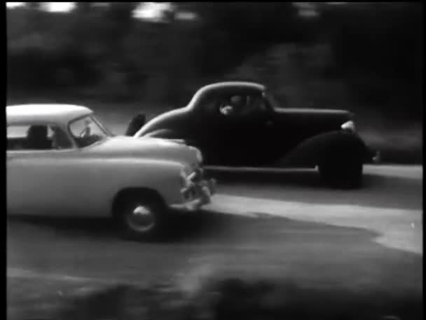 1960 Larda Şehir Yolunda Eski Arabalar Tozlanıyor — Stok video
