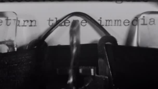 在老式打字机上键入的字母的特写镜头 — 图库视频影像