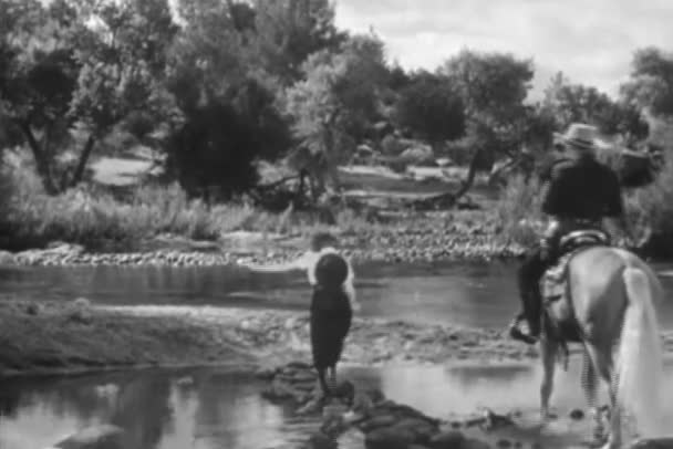 Kadın Geçiş Akış Kovboy Sırtında 1930 Larda Ile — Stok video