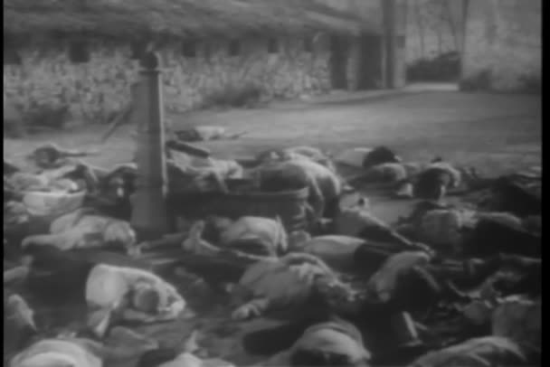 Historische Nachstellung Des Zweiten Weltkriegs Tote Gefangene Liegen Mit Wasserpumpe — Stockvideo
