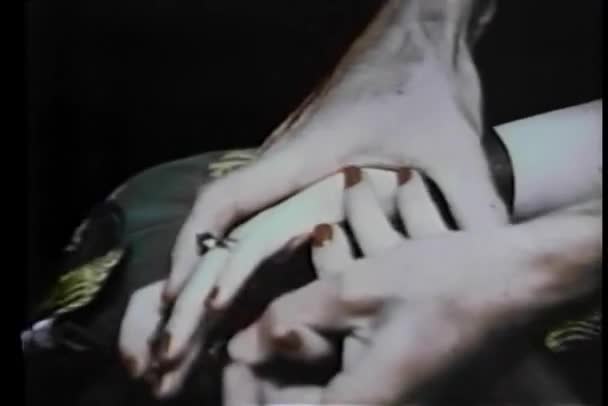 Närbild Händer Att Bort Afrikanska Hänge Från Döda Kvinnan Grepp — Stockvideo