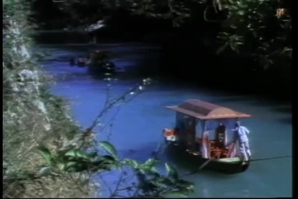 ハウスボート 屋形船 川でボートの男性のワイド ショット — ストック動画