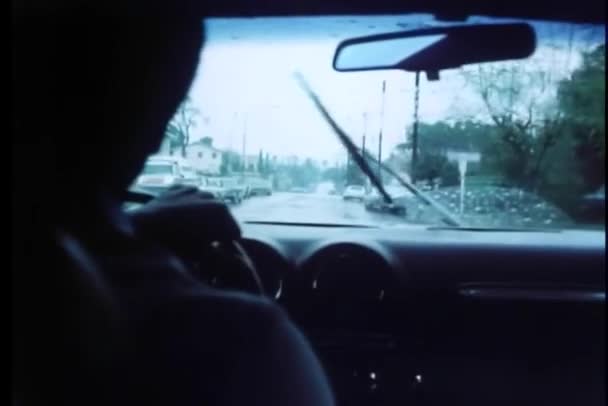 雨の中で車を運転の男の内部ビュー — ストック動画