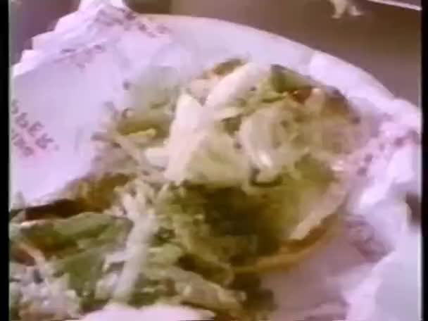 Persoana Decupată Adăugând Sos Muștar Burger — Videoclip de stoc