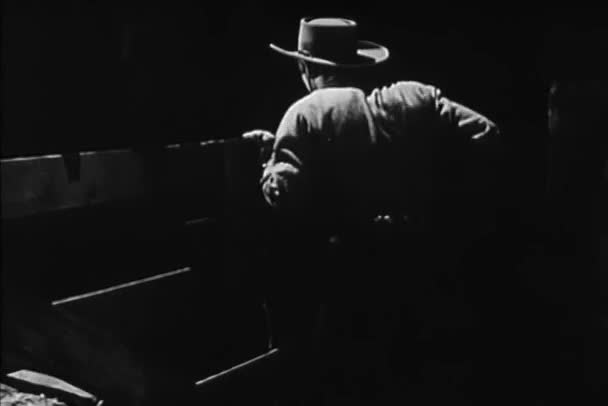 Cowboy Smyga Corral Och Öppning Ladugårdsdörr 1940 Talet — Stockvideo