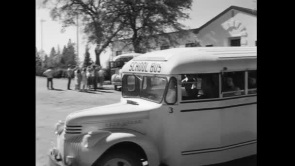 Skolbuss Avgår Från Gymnasiet 1940 Talet — Stockvideo