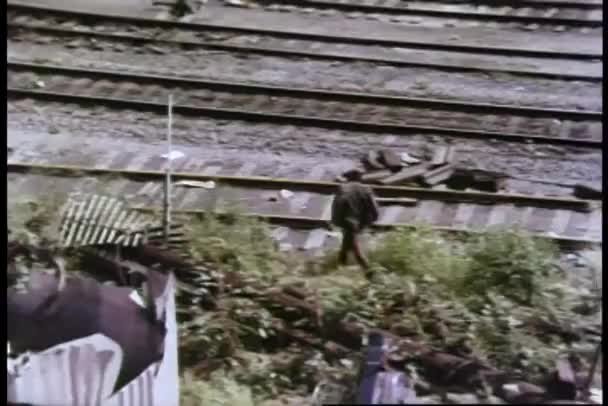穿越铁轨的高角度查看人 — 图库视频影像
